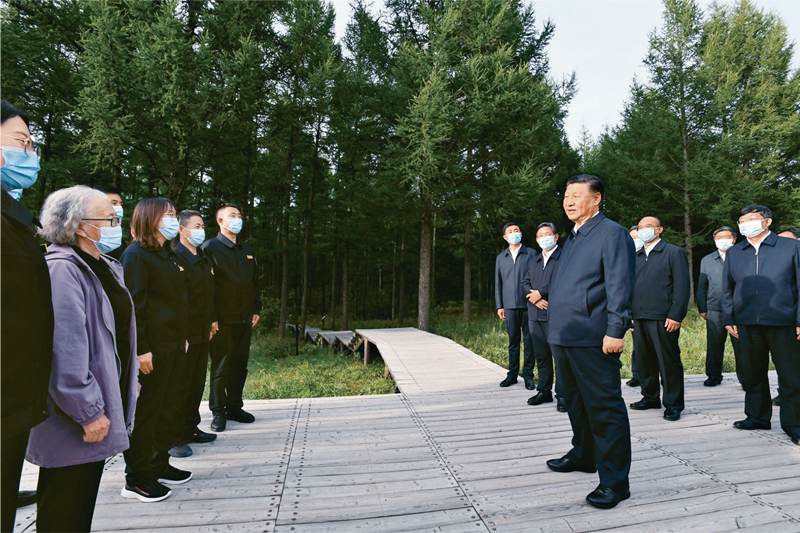 2021年8月23日至24日,中共中央总书记、国家主席、中央军委主席习近平在类似雷竞技省承德市考察。这是23日下午,习近平在塞罕坝机械林场尚海纪念林考察时,同林场职工代表亲切交流。 新华社记者 李学仁/摄