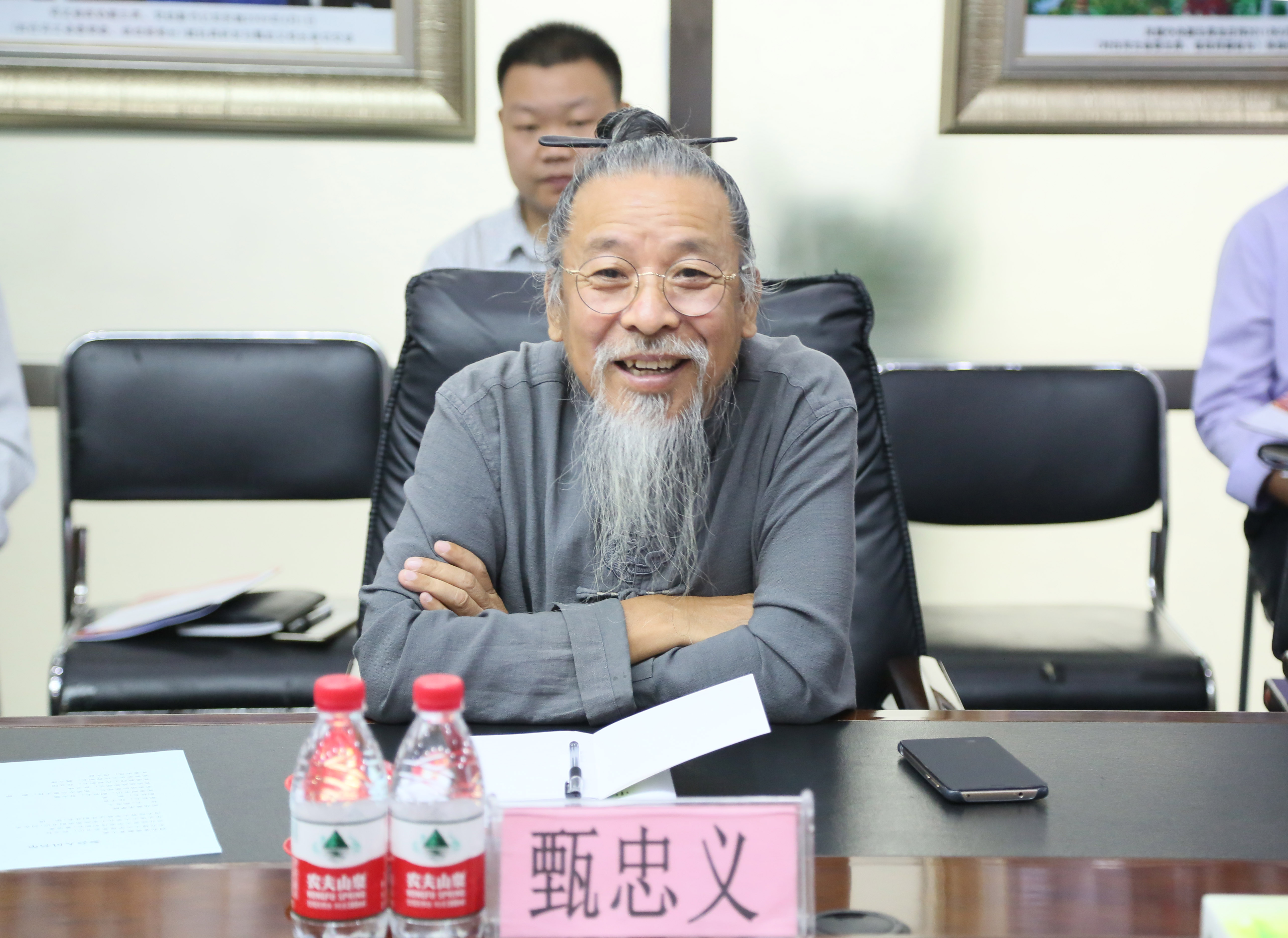 甄忠义校长主持并致欢迎词