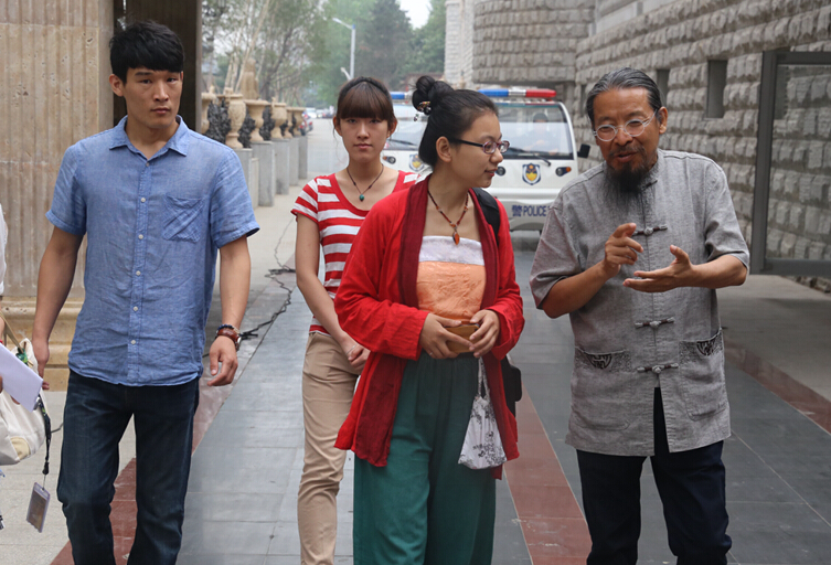 新浪记者来河北美术学院采访甄忠义校长