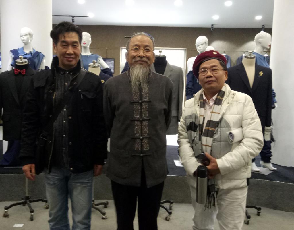 甄忠义校长与金崑(左一)杨海峰(右一)老师合影