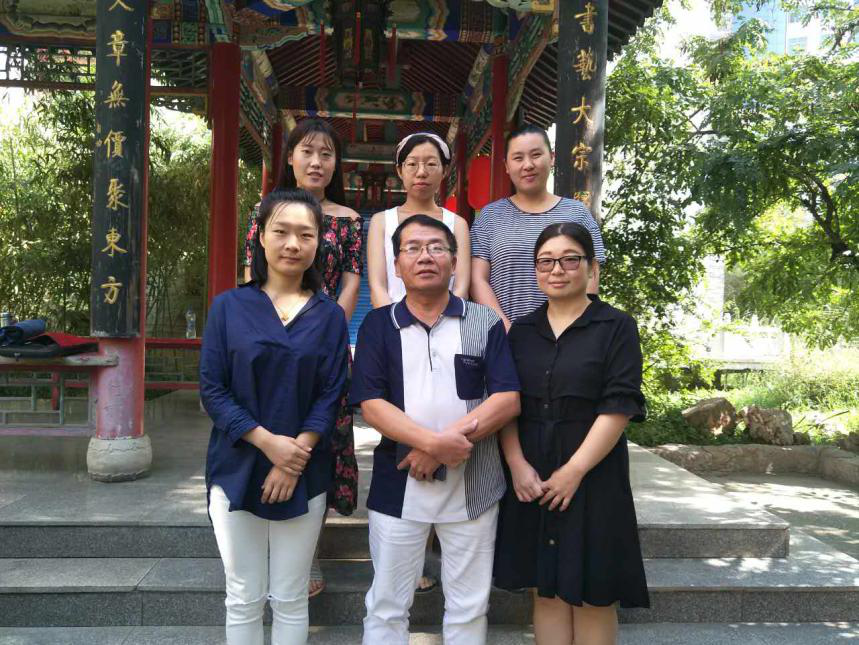 参加培训的服装设计与工程教研室教师与杨海峰老师合影
