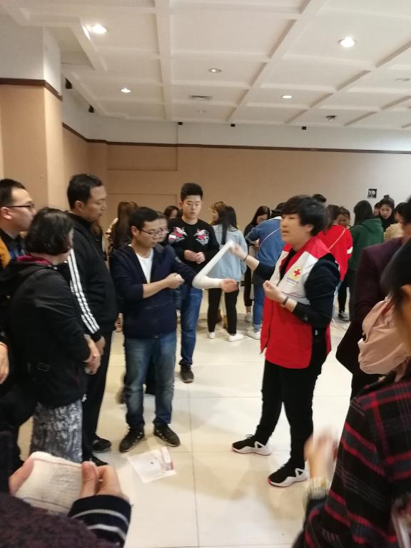 学生工作处工作人员认真听讲