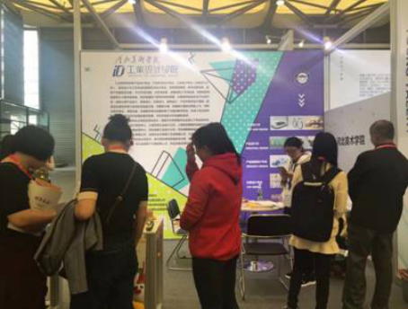 企业人士参观学生设计的玩具实物模型